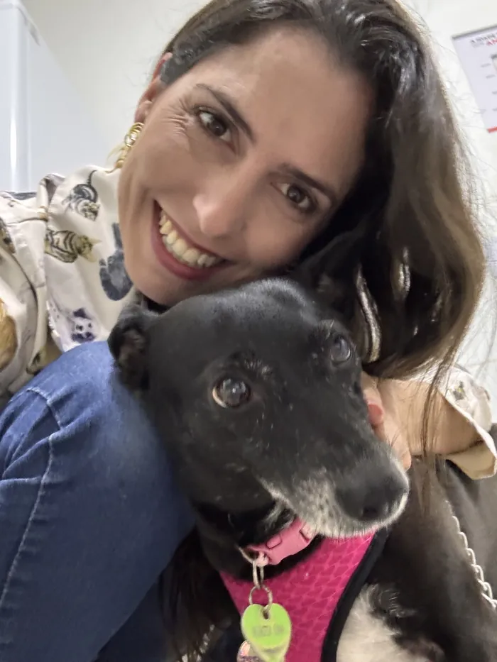 Dra. Alinne com uma cachorra idosa