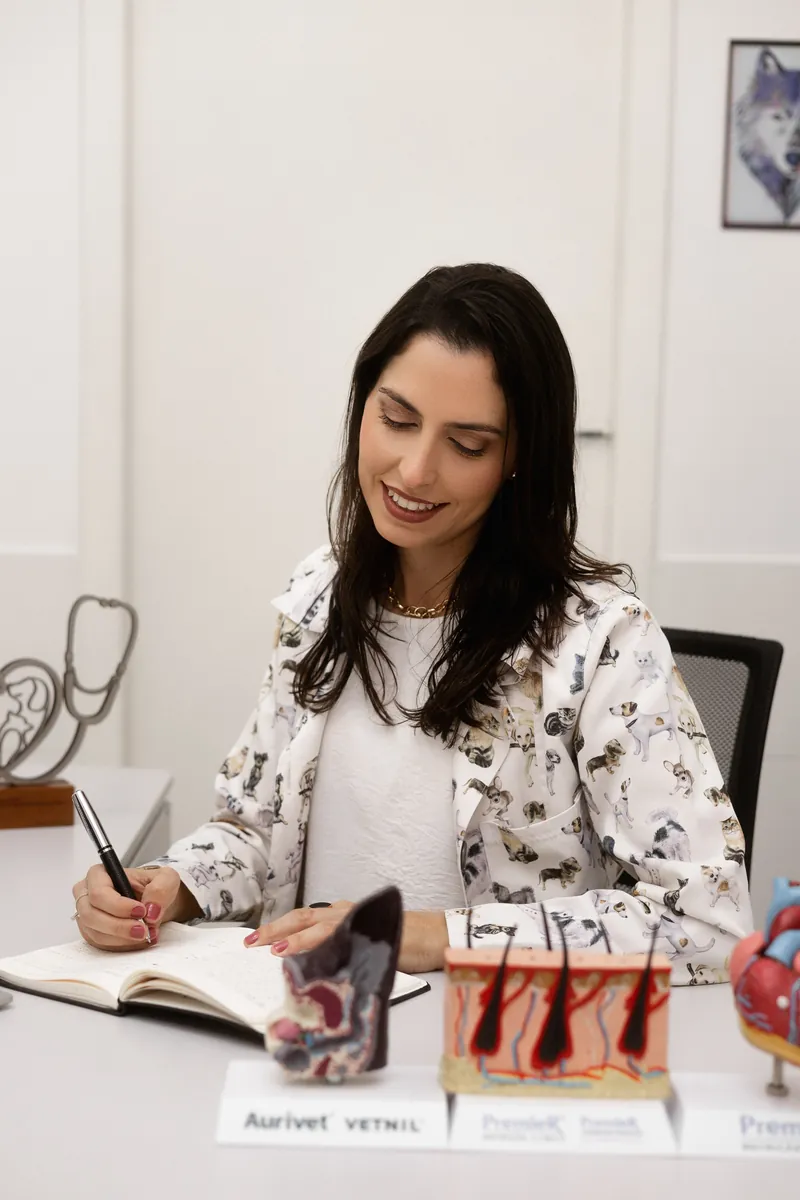 Dra. Alinne escrevendo prontuário durante a consulta