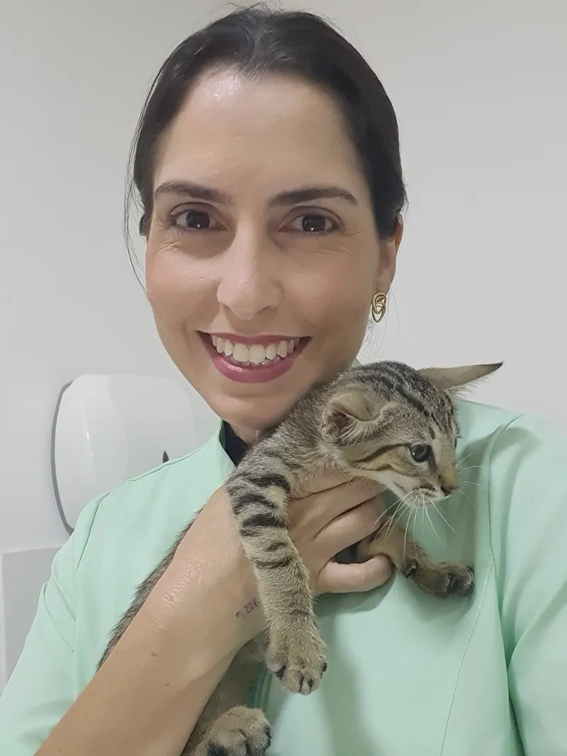 Dra. Alinne com um gatinho no colo
