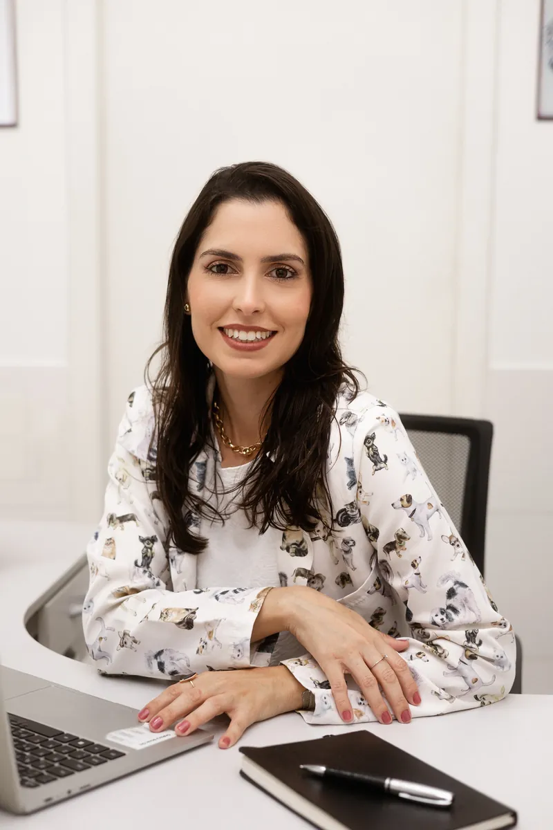Dra. Alinne em atendimento no consultório
